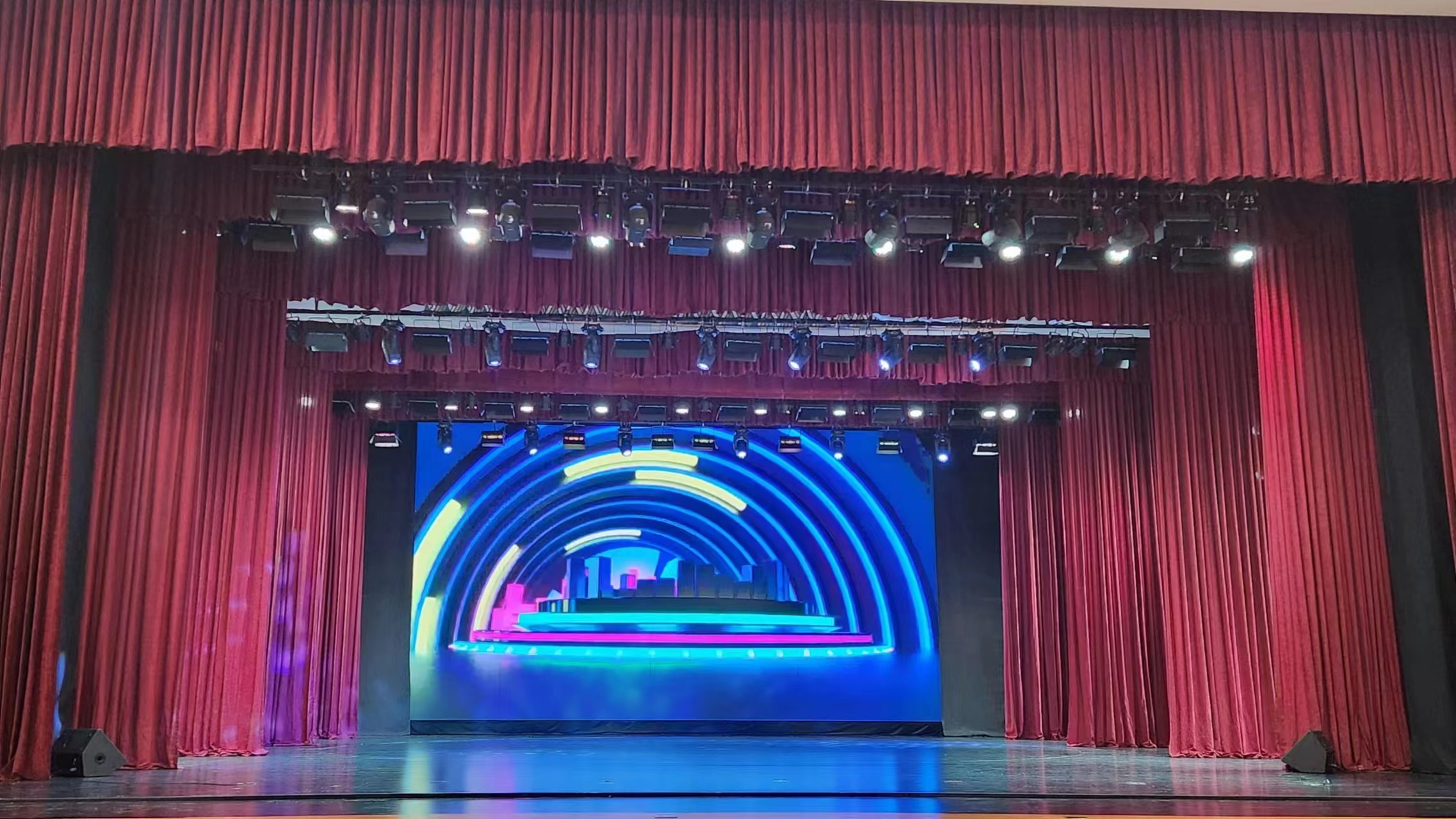 蒙古國 肯特會(huì)議中心劇院 舞臺(tái)機(jī)械、燈光、音響、LED屏項(xiàng)目已順利交付使用